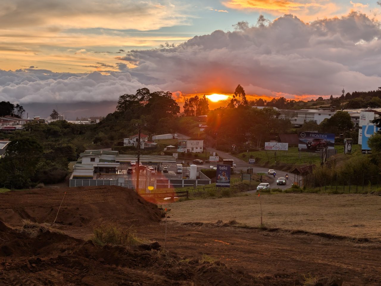 Atardecer naranja entre la cordillera