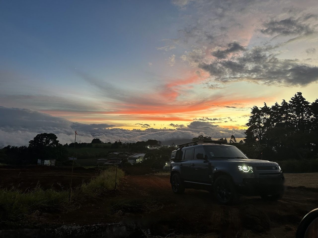 Atardecer dramático con cordillera y mar de nubes sobre Cartago