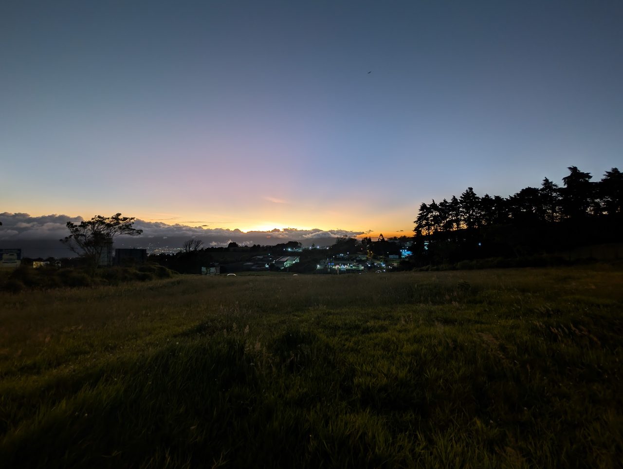 Cielo rosa sobre la cordillera
