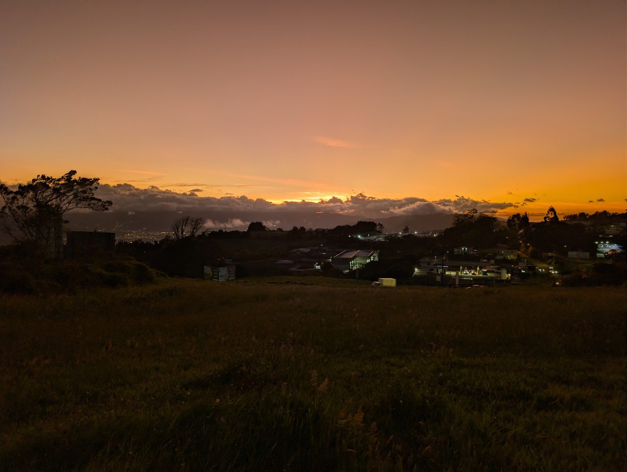 Vista al valle de Cartago al atardecer