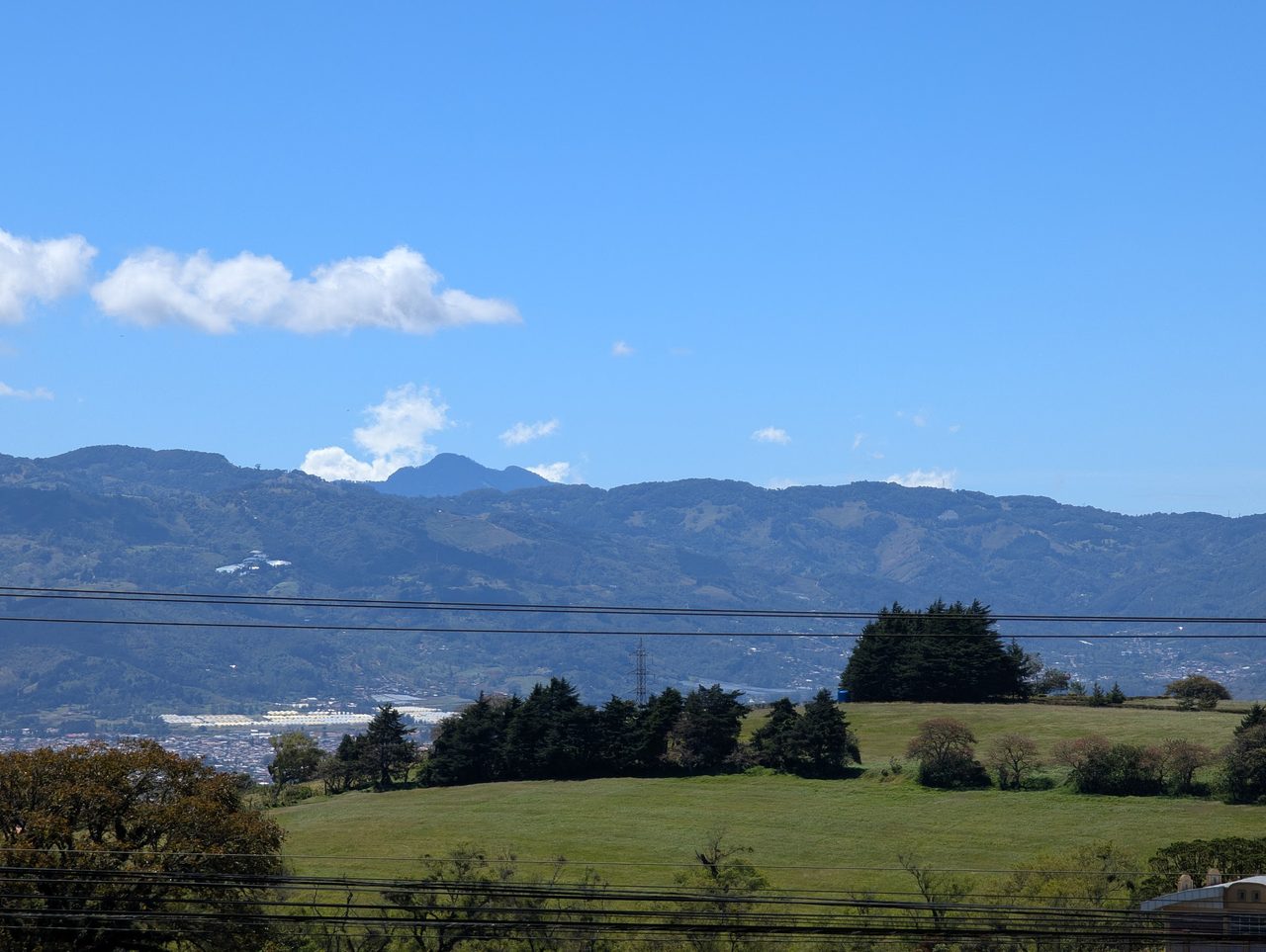 Nubes bajas asentadas sobre la cordillera