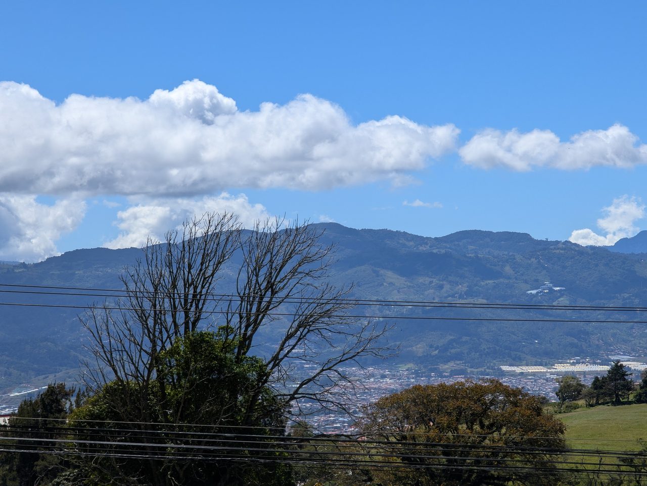 Cordillera y nubes blancas sobre el valle de Cartago