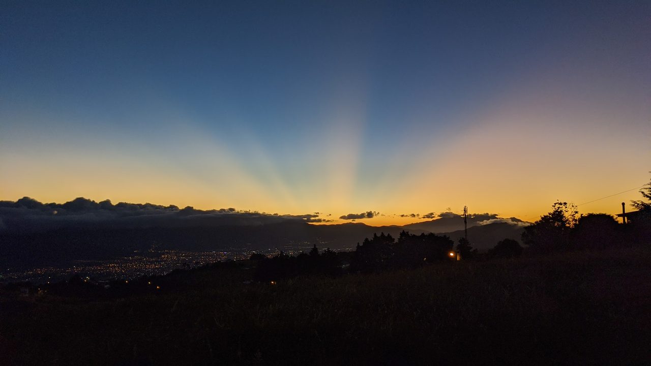 Rayos de sol crepusculares sobre el valle de Cartago al atardecer